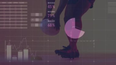 Çift ırklı erkek rugby oyuncusu üzerinden finansal veri işleme animasyonu. Dijital olarak oluşturulan küresel finans, spor ve dijital arayüz kavramı.