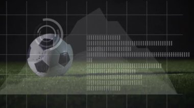 Toplu erkek futbolcunun bacaklarının üzerinde finansal veri işleme animasyonu. Küresel spor, iş dünyası, ağlar, bağlantılar, hesaplama ve veri işleme kavramı dijital olarak oluşturulmuş video.