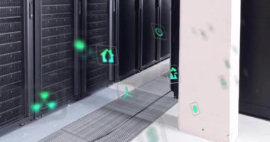 Bilgisayar sunucularında ekolojik simgelerin ve veri işlemlerinin animasyonu. Küresel iş, bağlantılar, hesaplama ve veri işleme kavramı dijital olarak oluşturulmuş video.