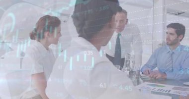 Toplantıda meslektaşlarına bağıran Kafkasyalı patronun üzerindeki bilgi arayüzü animasyonu. Dijital bileşim, iş dünyası, rapor, ofis, kayıp, hayal kırıklığı, kriz, sorunlar ve teknoloji.