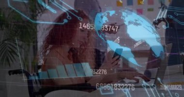 Grafik, dünya, numara, akıllı telefon ve dizüstü bilgisayar kullanan Kafkas iş kadını üzerine kodlama. Dijital bileşim, iş, rapor, küreselleşme, veri işleme, teknoloji, ofis.