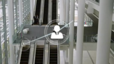Yürüyen merdivendeki farklı iş adamlarının ikonlarıyla bağlantı ağının animasyonu. Küresel finans, iş, bağlantılar, hesaplama ve veri işleme kavramı dijital olarak oluşturulmuş video.