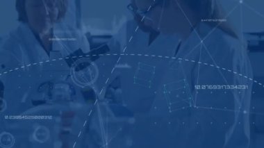 Laboratuvardaki çeşitli bilim adamları üzerinde veri işleme animasyonu. Küresel bilim, araştırma, bağlantılar, hesaplama ve veri işleme kavramı dijital olarak oluşturulmuş video.