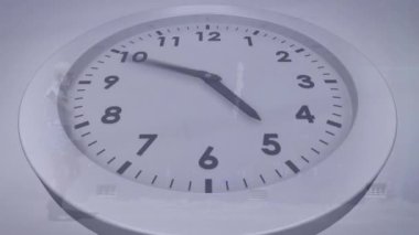 Telefonda yürüyen bir kadının saatinin hızla geçtiği bir animasyon. Zaman, iş, hız kavramı dijital olarak oluşturulmuş video.