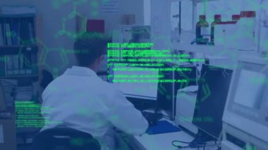 Kafkas erkek bilim adamının laboratuvarda veri işleme animasyonu. Küresel bilim, araştırma, bağlantılar, hesaplama ve veri işleme kavramı dijital olarak oluşturulmuş video.