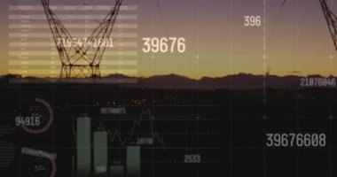 Sahadaki elektrik direkleri üzerinde finansal veri işleme animasyonu. Dijital olarak oluşturulan küresel finansman, enerji ve çevre konsepti.