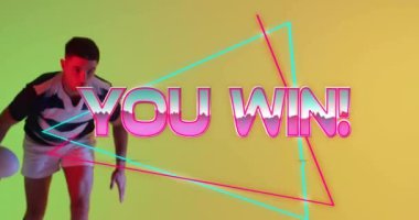 Sendeki animasyon, neon desenli beyaz rugby oyuncusunun metnini kazandı. Küresel spor, video oyunu, dijital arayüz, iletişim, hesaplama, veri işleme kavramı dijital olarak oluşturulmuş.