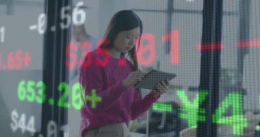 Ofiste çalışan Asyalı iş kadınının finansal veri işleme animasyonu. Küresel iş, finans, bilgisayar ve veri işleme kavramı dijital olarak oluşturulmuş video.