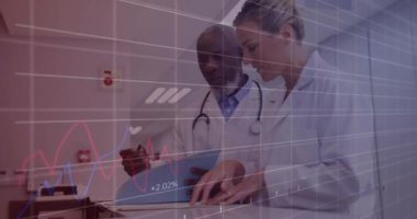 Grafiklerin animasyonu, çeşitli doktorların ayakta durup hasta raporlarını tartışması. Dijital bileşik, çoklu maruz kalma, rapor, iş, büyüme, takım çalışması, tıbbi ve sağlık.