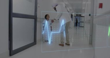 Hastanenin koridorunda engelli bir kızla konuşan çeşitli erkek doktorların kalp atış hızı monitörünün animasyonu. Tıbbi sağlık ve araştırma teknolojisi kavramı