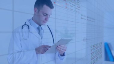 Kafkasyalı doktorun dijital tablet üzerinde kaydırdığı birden fazla grafik ve takas panolarının animasyonu. Dijital bileşik, çoklu pozlama, rapor, iş dünyası, borsa, tıbbi ve teknoloji kavramı.