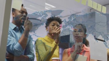 Ofisteki çeşitli iş adamları üzerinde finansal veri işleme animasyonu. Küresel iş, bilgisayar, veri işleme ve bağlantılar konsepti dijital olarak oluşturulmuş video.