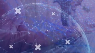 Ofisteki çeşitli iş adamları üzerinde çalışan ağları ve veri işleme sistemli dünyanın animasyonu. Küresel iş, finans, bağlantılar, hesaplama ve veri işleme kavramı dijital olarak oluşturulmuş video.