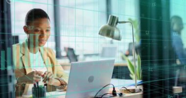 Ofiste çalışan Afrikalı Amerikalı iş kadınının finansal veri işleme animasyonu. Küresel iş, finans, bilgisayar ve veri işleme kavramı dijital olarak oluşturulmuş video.