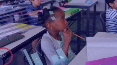 Çok renkli bilgi arayüzü animasyonu, sınıfta öğretmenlere bakan çeşitli öğrenciler. Dijital bileşik, çoklu pozlama, rapor, iş, büyüme, ilerleme, küresel, çocukluk.