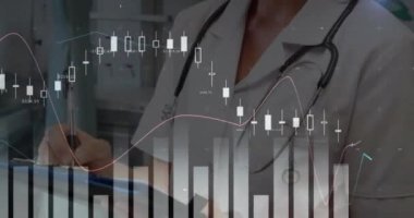 Kafkas kadın doktorların hastanedeki veri işleme çalışmalarının animasyonu. Küresel tıp, sağlık ve veri işleme kavramı dijital olarak oluşturulmuş video.