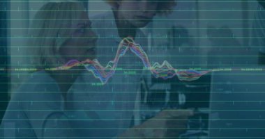 Ofisteki çeşitli iş adamları üzerinde finansal veri işleme animasyonu. Küresel finans, iş, bağlantılar, hesaplama ve veri işleme kavramı dijital olarak oluşturulmuş video.