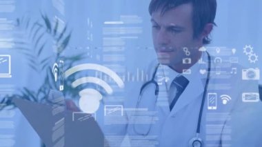 Grafiklerin animasyonu, uygulama simgeleri ve beyaz doktorun reçete yazması üzerine işlem kurulu. Dijital bileşik, çoklu pozlama, rapor, iş dünyası, borsa, tıbbi ve teknoloji.