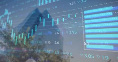 Şehir manzarası üzerinde finansal veri işleme animasyonu. Küresel iş, ağlar, bağlantılar, hesaplama ve veri işleme kavramı dijital olarak oluşturulmuş video.