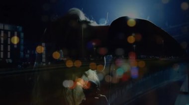 Beyaz kadın şarkıcı gece konseri sırasında şarkı söylüyor. Parti, müzik ve kutlama, değiştirilmemiş.