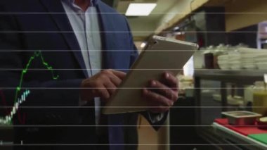 Değişen sayılarla birden fazla grafiğin animasyonu, dijital tablet kullanan farklı insanlar. Dijital bileşik, çoklu pozlama, rapor, iş, büyüme, kar, meslek ve teknoloji kavramı.