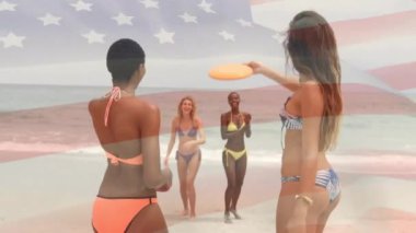 Sunny Beach 'te frizbi oynayan çeşitli bayan arkadaşlara karşı Amerika bayrağı animasyonu. Amerikan, yaz, arkadaşlık, eğlence, tatiller, vatanseverlik ve seyahat, dijital olarak üretilen video.