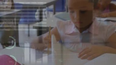 Çeşitli öğrencilerin sınıfta sınav yazmaları üzerine çok renkli bilgi arayüzü animasyonu. Dijital bileşik, çoklu pozlama, rapor, iş, küresel, çocukluk ve eğitim kavramı.