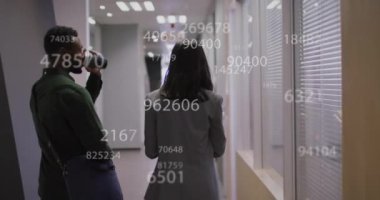 Ofisteki çeşitli iş adamları üzerinde veri işleme animasyonu. Küresel finans, iş, bağlantılar, hesaplama ve veri işleme kavramı dijital olarak oluşturulmuş video.