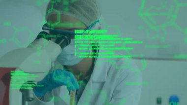 Laboratuvardaki beyaz kadın bilim adamı üzerinde kimyasal formülle veri işleme animasyonu. Bilim, tıp ve veri işleme kavramı dijital olarak oluşturulmuş video.
