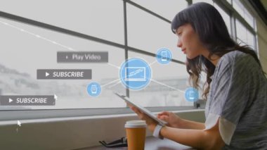 Tablet kullanan beyaz kadın üzerindeki simgelerle bağlantı ağının animasyonu. Küresel iş, sosyal medya, dijital arayüz ve dijital olarak oluşturulan veri işleme kavramı.