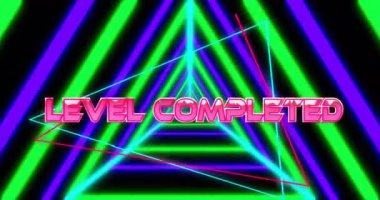 Seviye tamamlanmış metnin neon desen üzerine animasyonu. Küresel video oyunu, dijital arayüz, iletişim, bilgisayar ve veri işleme kavramı dijital olarak oluşturuldu.