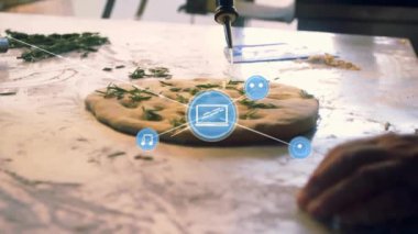 Mutfaktaki taze pizzanın üzerindeki simgelerle bağlantı ağının animasyonu. Küresel iş, bağlantılar, hesaplama ve veri işleme kavramı dijital olarak oluşturulmuş video.