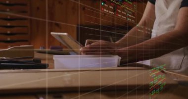 Tablet kullanan beyaz kadın ve erkeğin finansal veri işleme animasyonu. Küresel finans, iş, bağlantılar, hesaplama ve veri işleme kavramı dijital olarak oluşturulmuş video.