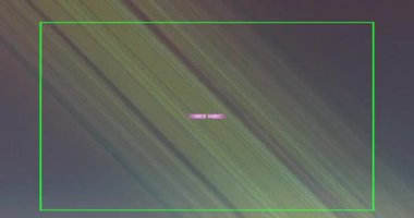 Titreşimlerin animasyonu metin afişi ve soyut şekiller siyah arkaplanda neon 3d şehir modeline karşı. Video oyunu ve eğlence teknolojisi kavramı