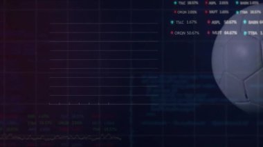 Çoklu grafikleri ve siyah arka planda dönen futbol topuyla ticaret tahtası animasyonu. Dijital bileşim, iş dünyası, rapor, ilerleme, yatırım, finans, spor, futbol ve rekabet.