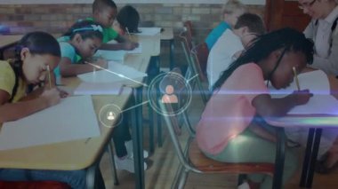 Çeşitli bayan öğretmenlerin gülümsemesi ve sınav yazan öğrencilerin birbirine bağlı profil simgelerinin animasyonu. Dijital bileşik, çoklu pozlama, iletişim, iş, eğitim ve çocukluk kavramı.