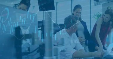 Grafiklerin animasyonu, dairelerin yüklenmesi, çeşitli iş arkadaşlarının ofiste fikir alışverişinde bulunması. Dijital bileşik, teknoloji, rapor, iş, ilerleme, borsa, takım çalışması kavramı.