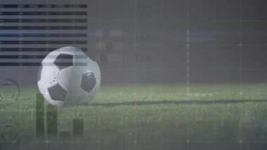 Toplu erkek futbolcunun bacaklarının üzerinde finansal veri işleme animasyonu. Küresel spor, iş dünyası, ağlar, bağlantılar, hesaplama ve veri işleme kavramı dijital olarak oluşturulmuş video.