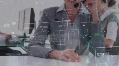 Ofisteki çeşitli iş adamları üzerinde finansal veri işleme animasyonu. Küresel iş, bilgisayar, veri işleme ve bağlantılar konsepti dijital olarak oluşturulmuş video.