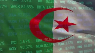 Cezayir bayrağının finansal veri işleme üzerindeki animasyonu. Cezayir, küresel ekonomi, ağ, veri, finans, dijital arayüz, iş ve iletişim, dijital olarak üretilen video.