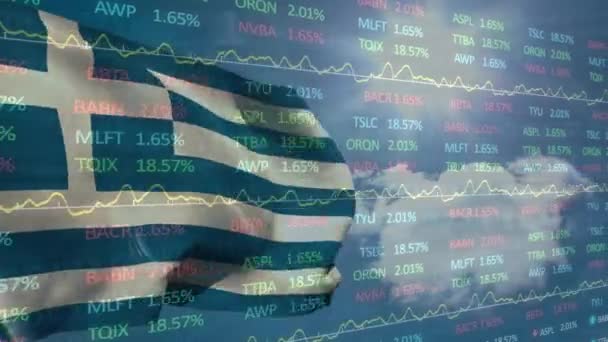 青空の雲に対してギリシャの旗を振りかざした株式市場データのアニメーション グローバル経済と金融コンセプト — ストック動画