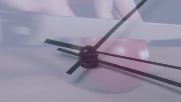 时钟在高加索女人切西红柿上快速滴答的动画 食品制作概念数码视频 — 图库视频影像