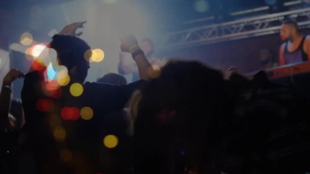 Szczęśliwi Zróżnicowani Ludzie Tańczą Podnoszą Ręce Podczas Koncertu Nad Światłem — Wideo stockowe