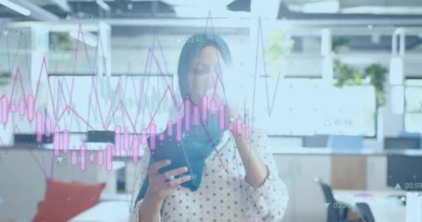 Animação Processamento Dados Financeiros Sobre Empresária Racial Hijab Trabalhando Escritório — Vídeo de Stock