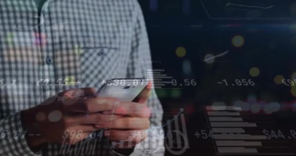 Animação Processamento Dados Financeiros Sobre Homem Negócios Caucasiano Usando Smartphone — Vídeo de Stock