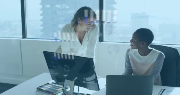 グラフのアニメーション 多様な女性の同僚がオフィスのデスクでアイデアを共有するグローバル デジタル複合 複数の露出 レポート ビジネス グローバリゼーション プランニング チームワーク テクノロジー — ストック動画