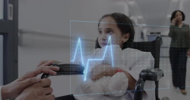在医院的轮椅对话中 对带软玩具的女孩进行心率监测动画 医疗和研究科学技术概念 — 图库视频影像