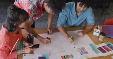 Ofisteki çeşitli iş adamları üzerinde finansal veri işleme animasyonu. Küresel finans, iş, bağlantılar, hesaplama ve veri işleme kavramı dijital olarak oluşturulmuş video