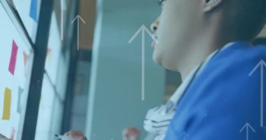 Ofisteki çeşitli iş adamları üzerinde ok ve veri işleme animasyonları. Küresel finans, iş, bağlantılar, hesaplama ve veri işleme kavramı dijital olarak oluşturulmuş video.