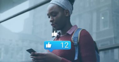 Akıllı telefon kullanan Afro-Amerikan kadın sayısının giderek arttığı bir ikon gibi. Dijital olarak oluşturulmuş küresel sosyal medya, iletişim ve dijital arayüz kavramı.